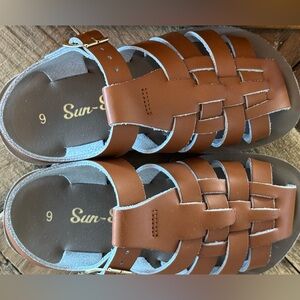 Sun-San Saltwater Water Sandal size 9 in excellent condition.